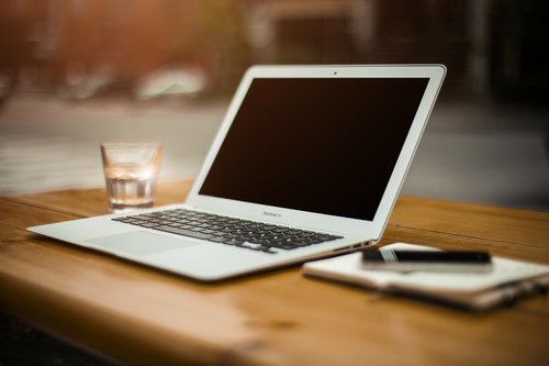 Ota Redin Olohuone Haltuun Macbook 16 -koneella